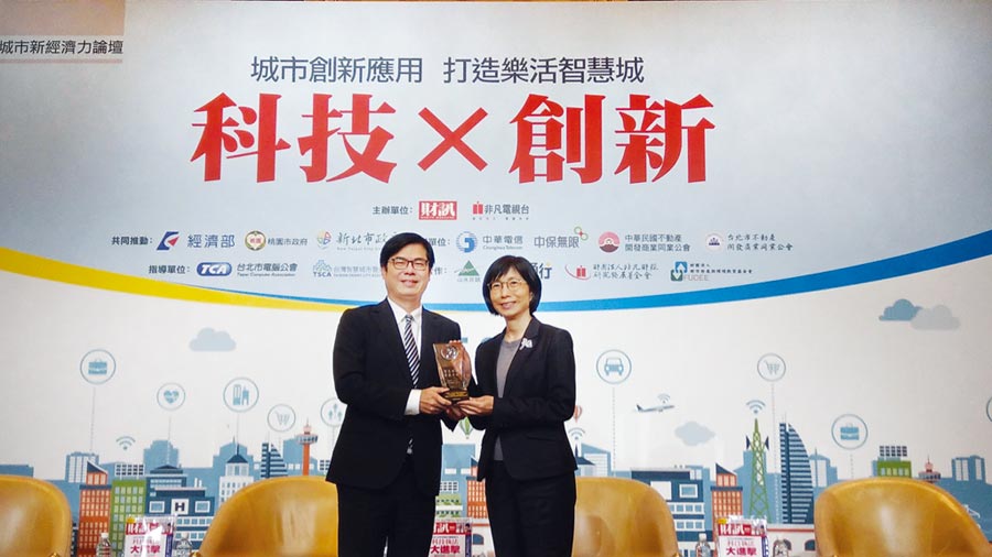 東元電機(jī)榮獲2019年智慧城市卓越貢獻(xiàn)獎(jiǎng)，評(píng)審委員會(huì)尤其高度肯定邱純枝董事長(zhǎng)（右）在智慧創(chuàng)新領(lǐng)域的付出與貢獻(xiàn)，特別頒發(fā)獎(jiǎng)項(xiàng)予以鼓勵(lì)。圖／東元提供