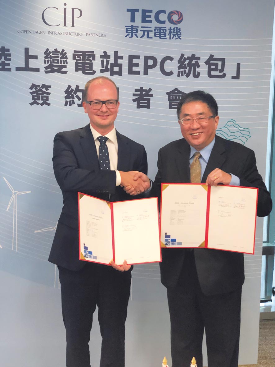 CIP臺(tái)灣區(qū)執(zhí)行長侯奕愷（左）、東元代理總經(jīng)理連昭志昨（5）日共同簽署變電站建置統(tǒng)包合約。圖／沉美幸