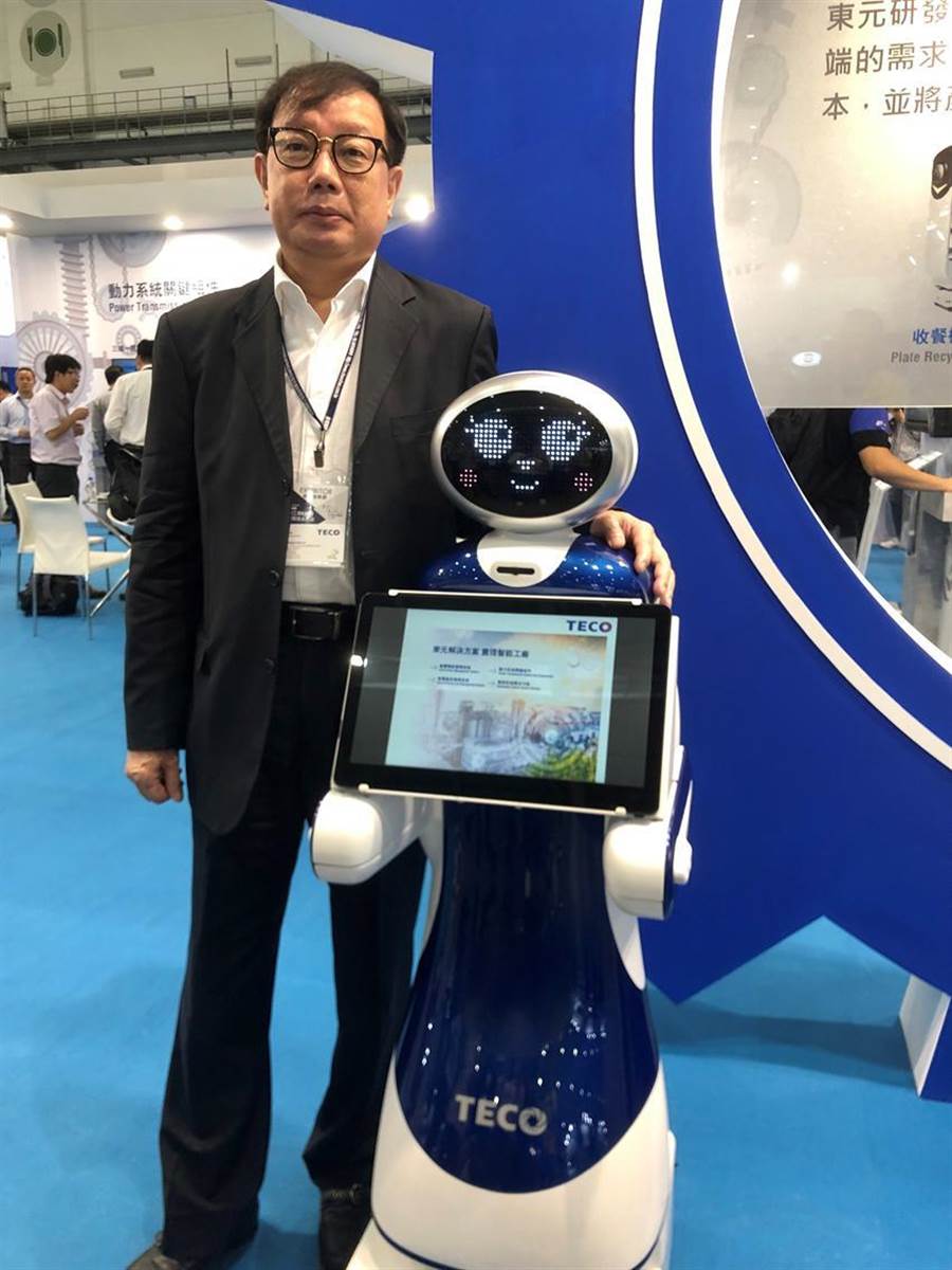 東元電機新開發(fā)導覽機器人今首度曝光，負責全桉的東元協(xié)理林勝泉。圖／沉美幸