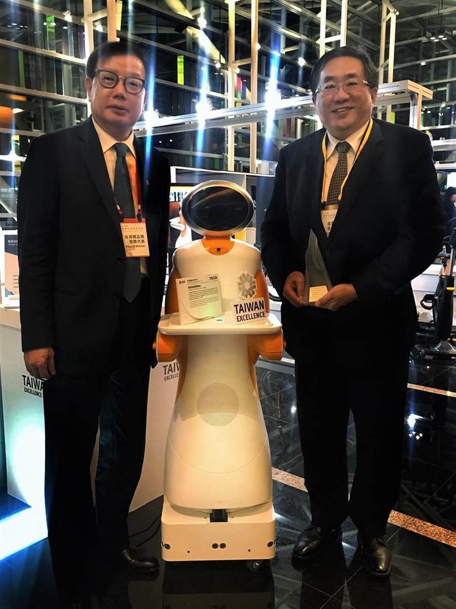 （東元電機(jī)自行開(kāi)發(fā)送餐機(jī)器人27日獲頒臺(tái)灣精品獎(jiǎng)銀質(zhì)獎(jiǎng)，圖右為代理總經(jīng)理連昭志、左為負(fù)責(zé)開(kāi)發(fā)的東元電機(jī)自動(dòng)化暨智能系統(tǒng)事業(yè)部協(xié)理林勝泉。圖／業(yè)者提供）
