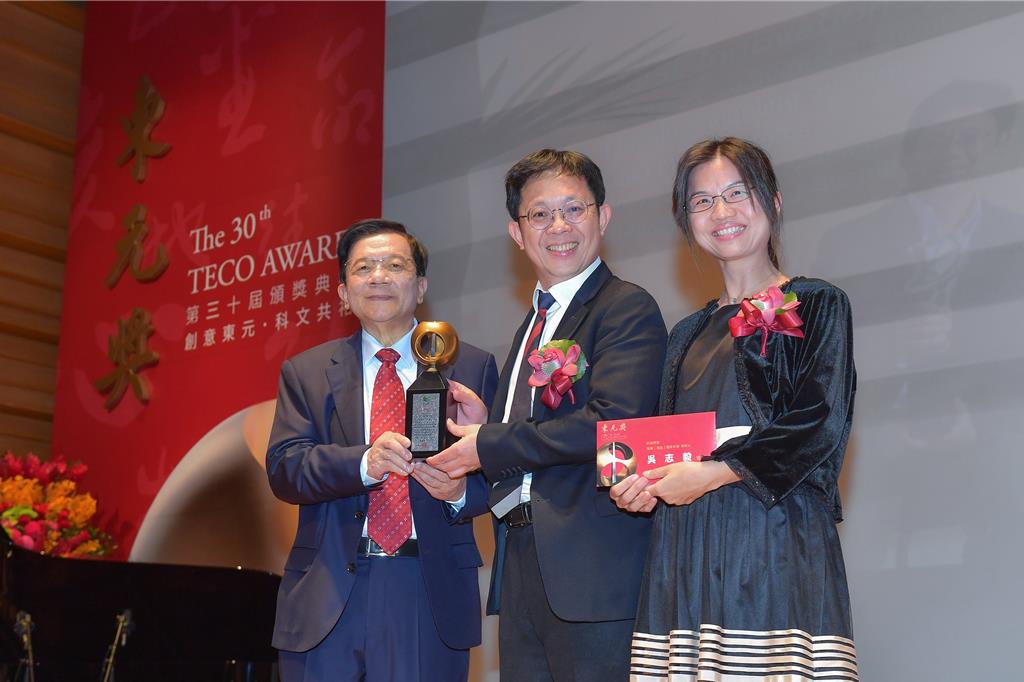 工研院副總暨資深技術專家吳志毅（中）獲頒第30屆東元獎，工研院董事長李世光（左）和吳志毅夫人（右）也一同祝賀。（工研院提供／羅浚濱新竹傳真）